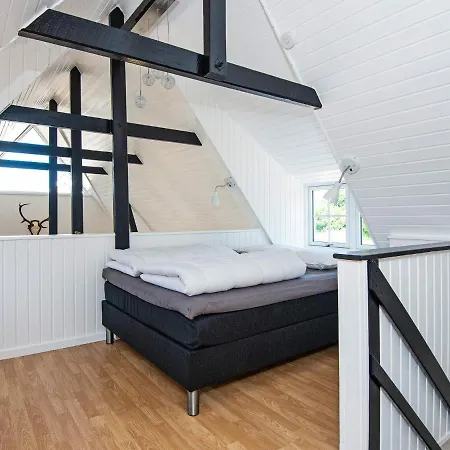 10 Person In Auning-by Traum