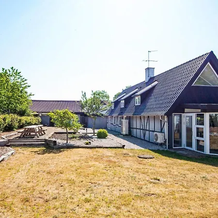 10 Person In Auning-by Traum