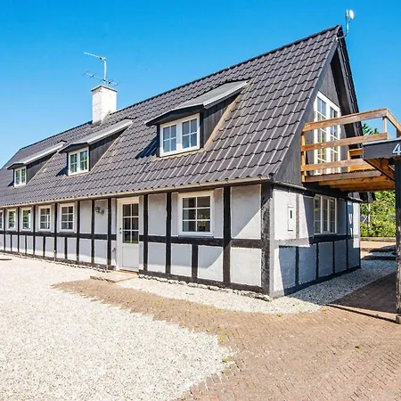 10 Person In Auning-by Traum
