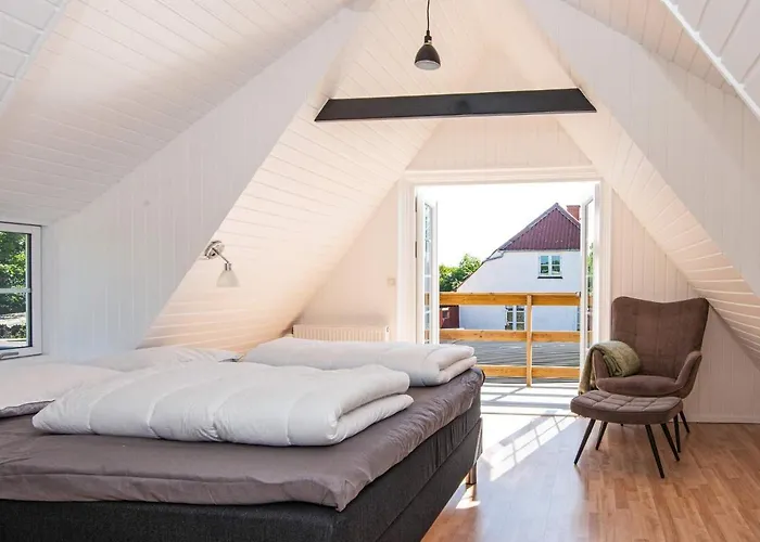 10 Person In Auning-by Traum