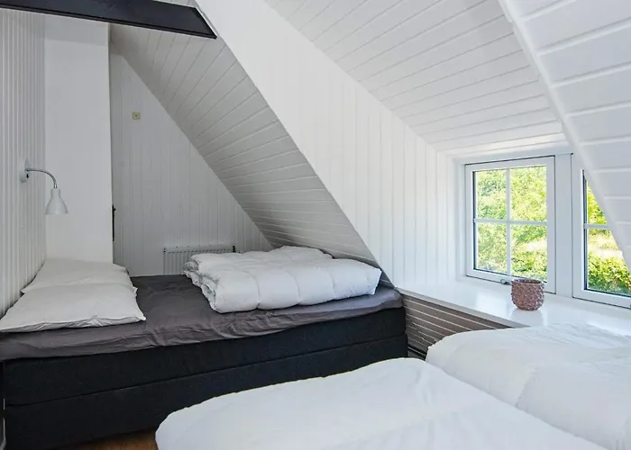 10 Person In Auning-by Traum